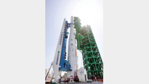 소나기 만났지만 누리호 발사준비 ‘착착’…“예정대로 24일 발사”