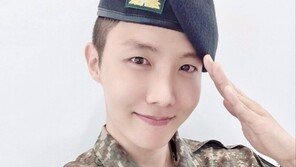 방탄소년단 제이홉, 신병교육 수료 후 경례 “핸드폰이 신기해”