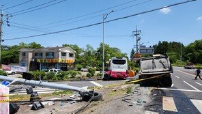 ‘신호위반’ 덤프트럭 대만 관광객 탄 버스 들이받아…37명 경상