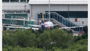 “공기 확 빠져나간 느낌 들어”…승객들 비명소리로 ‘아수라장’