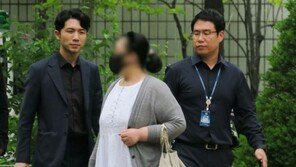 ‘140억대 사기’ 맘카페 50대 운영자, 취재진 뿌리치며 법정행