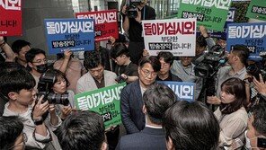 ‘한동훈 개인정보 유출 의혹’ MBC 기자 압수수색에 내부 엇갈린 반응