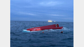 통영 갈도 인근서 닻 올리던 5톤 어선 전복…승선원 3명 구조