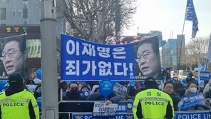 “이재명 대통령” vs “구속하라”…법원 앞서 진보·보수단체 고성