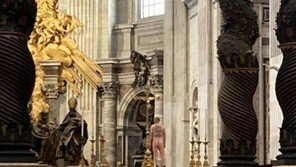 “우크라 아동들을 살려달라”…바티칸 대성당서 알몸으로 반전 시위
