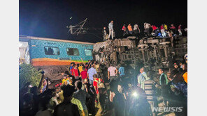 ‘21세기 최악’ 인도서 열차 탈선 뒤 충돌…최소 사망자 233명