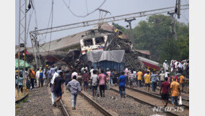 인도 열차 참사, 다른 철로 진입해 발생…신호 실수 가능성