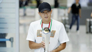 김민재, 메달·트로피 들고 금의환향…“목표 다 이뤘다”