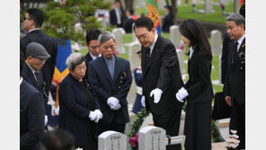 윤석열 “유해를 찾지 못해”…김건희 “매일 아침 이렇게…감사”