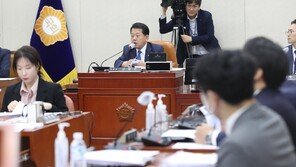 與 “野김병주, 안건 무단 상정하고 거짓말… 소위 위원장 사퇴해야”