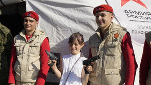 러시아의 날 행사서 권총 든 어린이