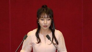 시각장애 김예지 의원, 고성 난무하던 국회 본회의장 박수갈채로 채웠다