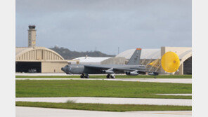 美 핵추진 잠수함 부산 입항…美 전략폭격기는 괌에 배치 [청계천 옆 사진관]