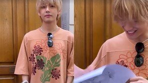 BTS 뷔, 파리서 캐리커처 도전…“거북목에 수염 디테일” 웃음