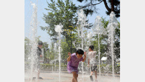 폭염 피해 카페로, 물 뿜는 바닥분수로…도심·공원 슬기로운 피서생활