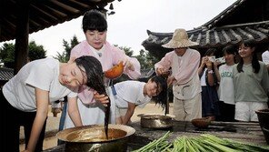 단오 앞두고 창포물로 머리 감기