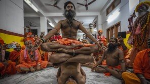 ‘세계 요가의 날’… 印힌두교 신자들의 요가 시범