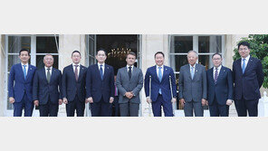 尹 “베트남은 핵심 협력국” 국빈 방문… 4대그룹 총수 등 세일즈 외교 지원 나서