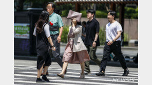 [날씨]낮 최고 33도 무더운 날씨…강원·경북엔 소나기