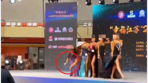 “이건 오심이야”…중국 女보디빌딩 대회서 신발 던져