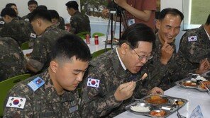 이재명 대표 찾은 날, 부대 점심메뉴는 ‘치킨’[청계천 옆 사진관]