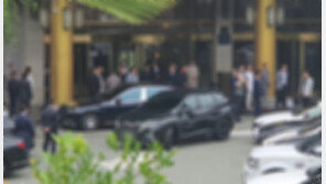 깍두기 인사에 “형님”…영화 ‘친구’ 조폭 두목의 결혼식 풍경