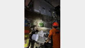 와르르 내려 앉은 담벼락…인근 차량 4대 날벼락