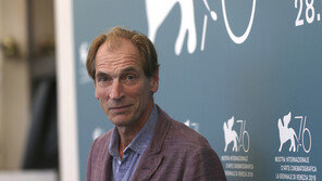 ‘등산 중 실종’ 英배우 샌즈 추정 유해 발견 “신원 파악 중”