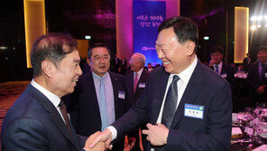 尹대통령과 베트남 향한 신동빈…오픈 앞둔 하노이 초대형 롯데몰 점검