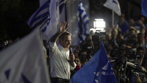 포퓰리즘 대신 경제 택한 그리스… 우파 미초타키스 과반 재집권 