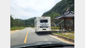 “정자 탐났나”…2차선 도로 한복판 자리 잡은 ‘민폐 캠핑카’
