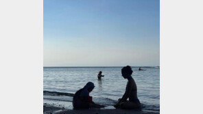 고소영, 해변서 딸과 마주앉은 사진 공개…늘씬 실루엣