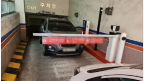 6일째 주차장 진출입로 막은 차주…경찰 “체포·압수영장 예정”