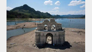 멕시코 기록적인 폭염에 저수지 속 ‘460년 된 교회’ 모습 드러내