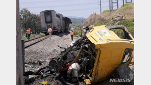 190명 태운 암트랙 열차, 캘리포니아 남부서 트럭충돌후 탈선