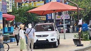 “소중한 내 차도 더위 피해야”…그늘막 ‘민폐’ 주차 