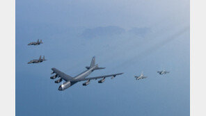 [단독]괌배치 B-52 폭격기, 日오키나와 일대 전개 훈련