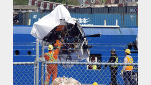 열흘만에 물 위로 올라온 타이태닉 관광 잠수정… 유해도 발견 