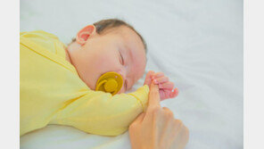 “잠든 아기 깨우지 마세요” 며느리 부탁에…시부모 “연 끊자” 격노