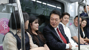 尹, 대곡~소사 전철 시승…동승 시민에 “출퇴근하는 선생님을 위한 노선”