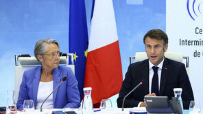 마크롱 “소셜미디어가 모방폭력 부채질”…민감 콘텐츠 삭제 요구