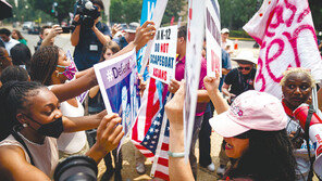 또 쪼개진 美… 소수인종 大入 우대, 62년만에 위헌판결 충돌 