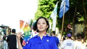 류호정, 배꼽티 입고 퀴어축제 행진…진중권 “이걸 위해 다이어트까지”