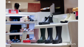 “장마땐 레인부츠가 딱이지”…잘못 신으면 ‘이 병’ 부른다