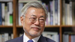 尹 의식했나…文 “냉전적 사고서 헤어나지 못한 사람 많아”