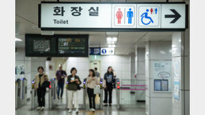 좌불안석 여성화장실…칸막이 아래 몰카 들이댈 공간 막는다