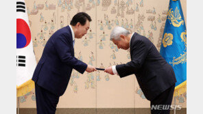 윤 대통령, 김홍일 권익위원장에 임명장 수여