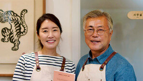 이마 반창고·턱에 멍든 문재인 전 대통령 무슨일? 