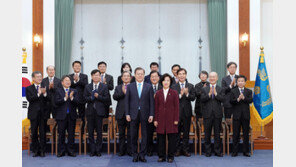 추미애 “난 사직서 쓴 적 없다, 文이 해임…사표 대신 ‘산산조각’ 詩 첨부”