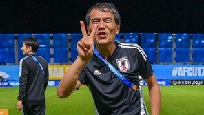 ‘U-17 우승’ 일본 감독과 득점왕, 태국 주심 판정엔 침묵